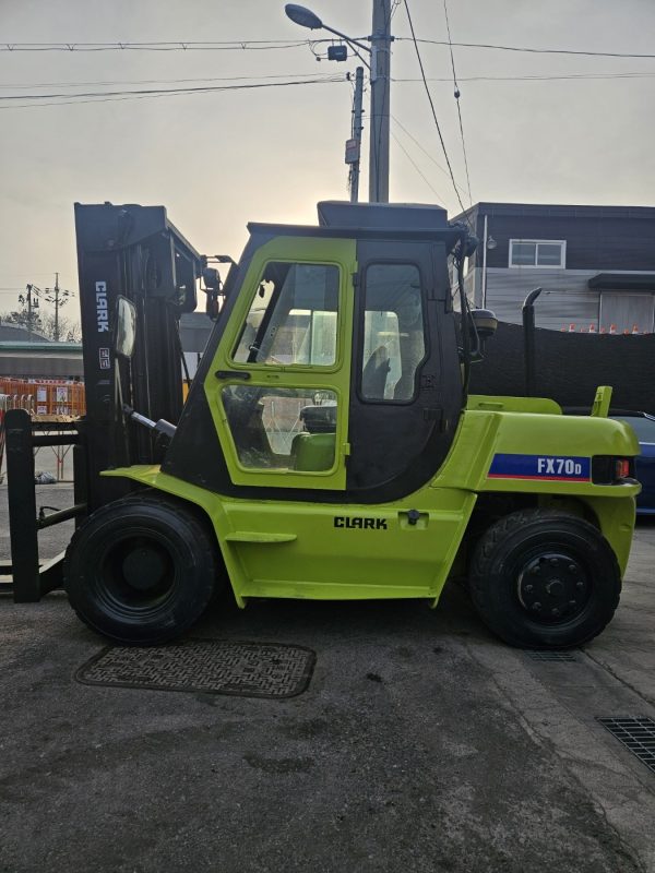 Clark Forklift Year 2003 - Image 8