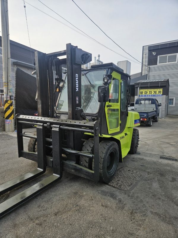 Clark Forklift Year 2003