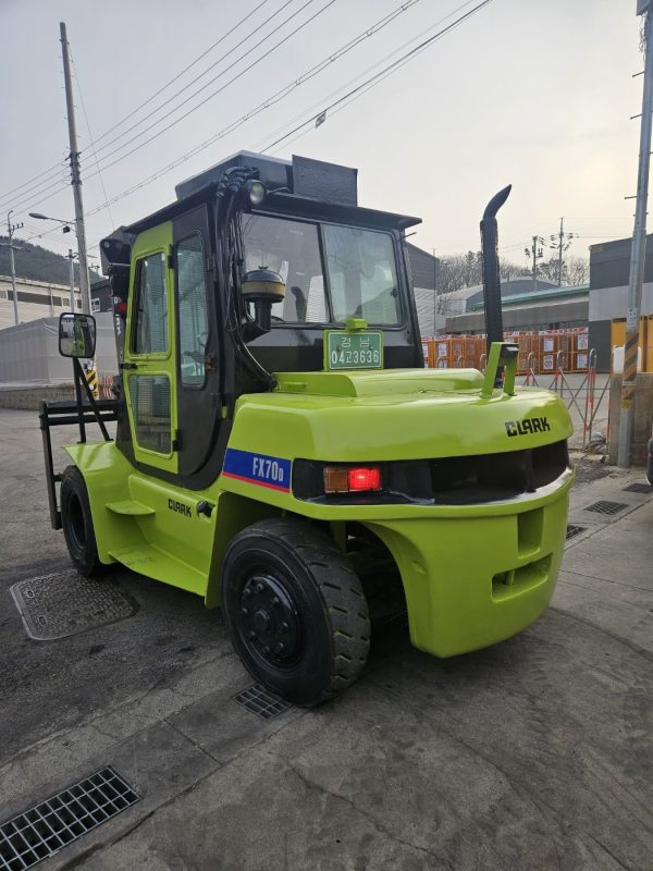 Clark Forklift Year 2003 - Image 10
