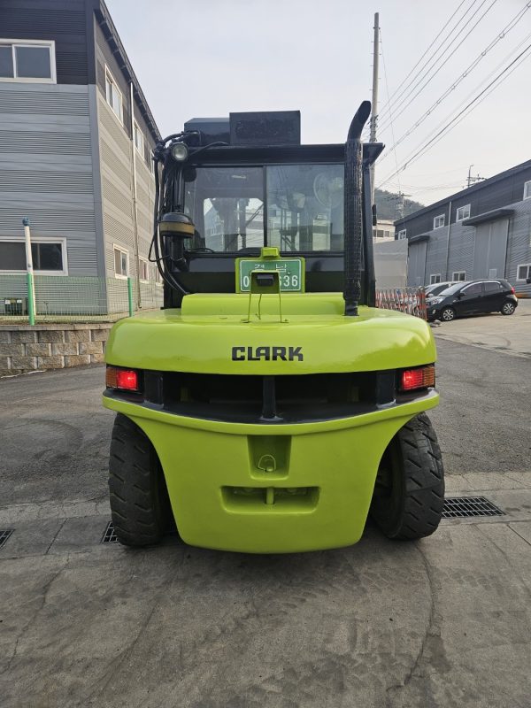 Clark Forklift Year 2003 - Image 2