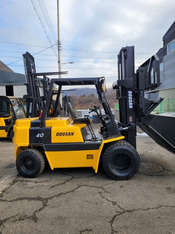 Doosan FD4-ton hinged forklift - Image 9