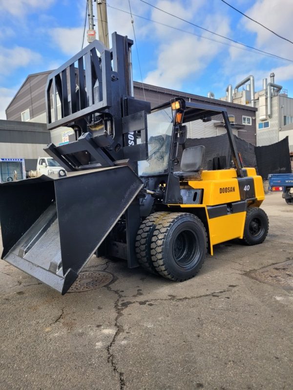 Doosan FD4-ton hinged forklift - Image 4