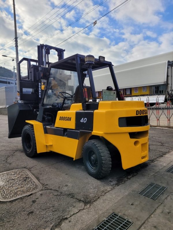 Doosan FD4-ton hinged forklift - Image 5