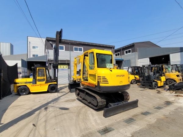 Hyundai Robex 555-7 Excavator - Image 2