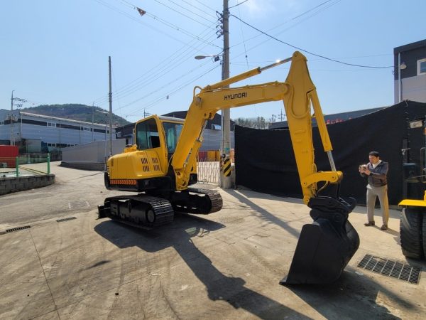 Hyundai Robex 555-7 Excavator - Image 4