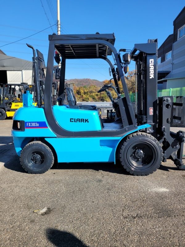 Samsung FX 3-ton hinged used forklift - Image 3